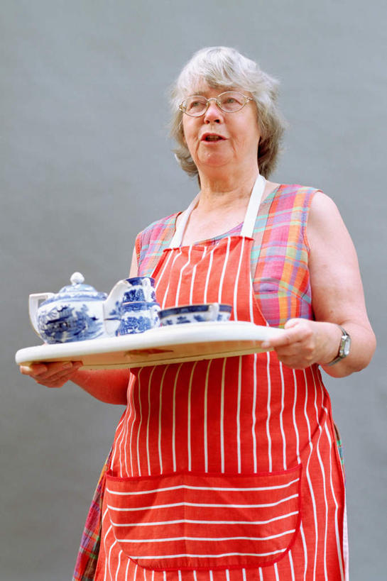 西方人,一个人,站,竖图,室内,白天,正面,裙子,杯子,餐具,欧洲,欧洲人,仅一个女性,仅一个人,握,阴影,灰色背景,连衣裙,时间,反射,碟子,壶,盘,时钟,手表,围裙,影子,陶瓷,陶瓷制品,拿,计时,拿着,注视,水壶,盘子,茶壶,容器,水杯,碟,钟表,观察,看,站着,表,握着,摄影,仅一个老年女性,影棚,观看,吊带裙,腕表,察看,关注,佣人,仆人,家丁,仆役,西崽,老年女性,女人,女性,白种人,茶杯,钟,站立,半身,彩图,影棚拍摄,拍摄