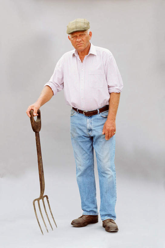 西方人,一个人,站,竖图,室内,白天,正面,帽子,金属制品,欧洲,欧洲人,仅一个男性,仅一个人,撑,灰色背景,服装,金属,工具,眼镜,注视,休闲装,运动帽,衣服,观察,看,站着,仅一个老年男性,休闲,休闲服,鸭舌帽,摄影,服饰,影棚,观看,老花镜,挖掘,察看,锄,锄头,撑着,关注,农具,耕具,开掘,远视眼镜,发掘,开垦,老年男性,男人,男性,白种人,站立,彩图,全身,影棚拍摄,拍摄