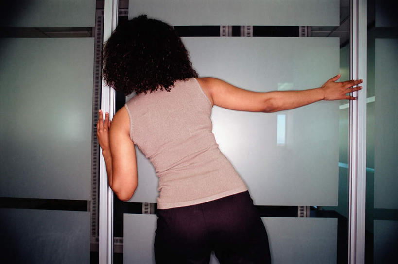 西方人,一个人,商务人士,商务女性,办公室,站,横图,室内,白天,窗户,门,欧洲,非洲,黑人,欧洲人,仅一个年轻女性,仅一个女性,仅一个人,阴影,套装,反射,影子,玻璃窗,背面,门框,站着,商务装,偷窥,工薪阶层,窃看,窃视,年轻女性,女人,女性,非洲人,白领,上班族,站立,半身,彩图