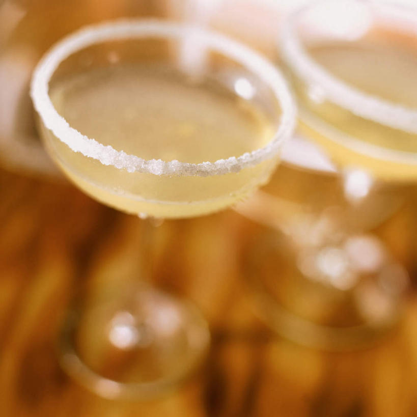 无人,方图,俯视,室内,特写,白天,餐桌,桌子,杯子,阴影,朦胧,模糊,反射,高脚杯,影子,玛格丽特,红酒杯,酒类,一杯,文化,玻璃制品,酒,饮料,酒杯,鸡尾酒,调酒,餐台,创造,葡萄酒杯,想象,玻璃杯,彩图,高角度拍摄,玛格丽特鸡尾酒