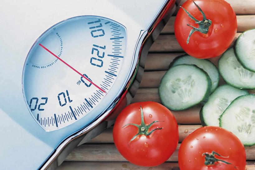 无人,横图,俯视,室内,特写,白天,白色背景,仪器,桌面,桌子,黄瓜,蔬菜,西红柿,新鲜,木制,标志,数字,文字,字符,食品,电子秤,指针,标识,食物,木制品,摄影,阿拉伯数字,有机食品,绿色食品,影棚,衡量,仪表盘,计量,衡器,秤,青瓜,胡瓜,番茄,彩图,高角度拍摄,影棚拍摄,拍摄,电子称