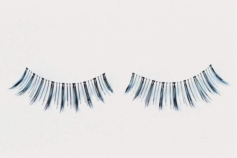 睫毛,无人,横图,俯视,室内,特写,白天,白色背景,桌面,桌子,静物,木制,一对,黑色,木制品,假睫毛,摄影,影棚,睫,眼睫毛,彩图,高角度拍摄,影棚拍摄,拍摄