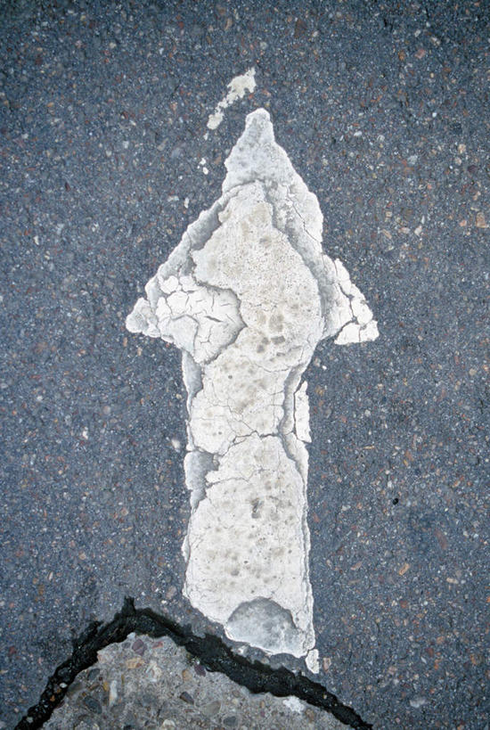 无人,竖图,俯视,室外,特写,白天,道路,路,公路,交通,方向,箭头,指向,簇,马路,彩图,高角度拍摄