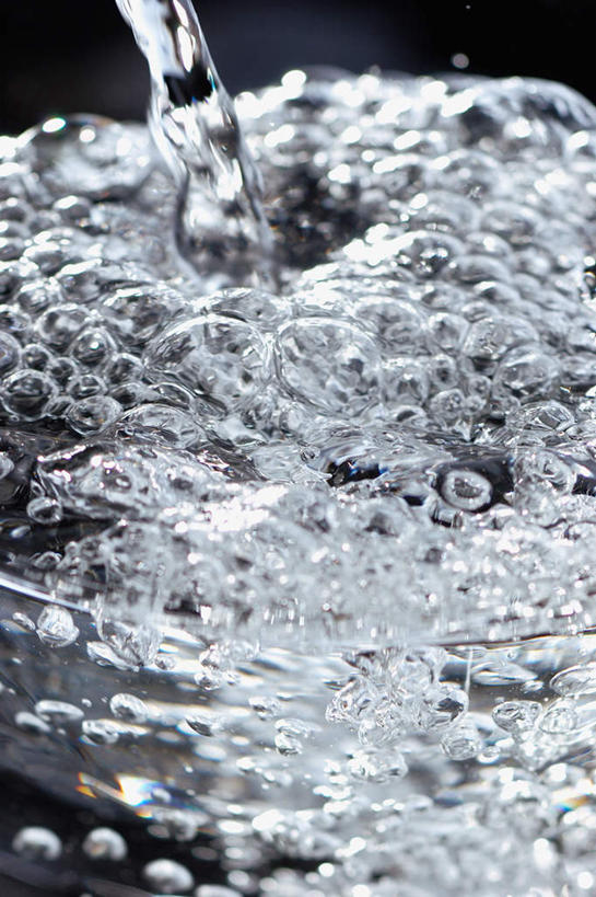 无人,竖图,俯视,室内,特写,白天,水,波纹,飞溅,黑色背景,溅,透明,液体,水滴,水珠,水纹,波浪,喷洒,纯真,纯净,纯粹,彩图,高角度拍摄