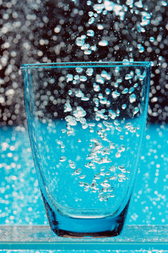 无人,竖图,室内,特写,白天,正面,水,杯子,飞溅,朦胧,模糊,溅,透明,液体,水滴,玻璃制品,水珠,一个,蓝色,泡泡,水杯,单个,喷洒,纯净,纯粹,理智,沉静,通明,冷色,高深,冷淡,玻璃杯,彩图