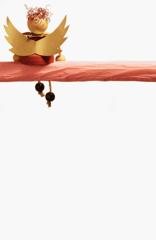 无人,坐,竖图,室内,白天,白色背景,正面,游戏,静物,玩具,圣诞节,天使,阴影,节日,庆祝,反射,翅膀,影子,枝条,玩,文化,娱乐,树枝,庆典,休闲,益智,摄影,影棚,活动,纪念,神圣,发泄,消遣,智力,善良,信徒,宣泄,使者,虬枝,枝杈,袍子,圣洁,光环,玩耍,嬉戏,坐着,彩图,全身,影棚拍摄,拍摄