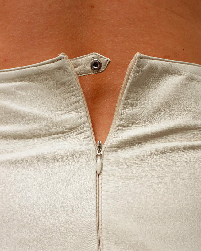 西方人,一个人,站,竖图,室内,特写,白天,裙子,欧洲,欧洲人,仅一个年轻女性,仅一个女性,仅一个人,阴影,反射,影子,背面,站着,拉链,难题,困难,年轻女性,女人,女性,白种人,站立,半身,彩图