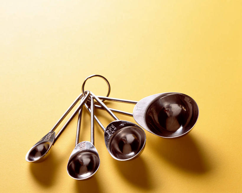 无人,横图,俯视,室内,特写,白天,静物,金属制品,阴影,黄色背景,反射,测量,金属,影子,勺子,调羹,汤匙,四个,摄影,影棚,丈量,彩图,高角度拍摄,影棚拍摄,拍摄