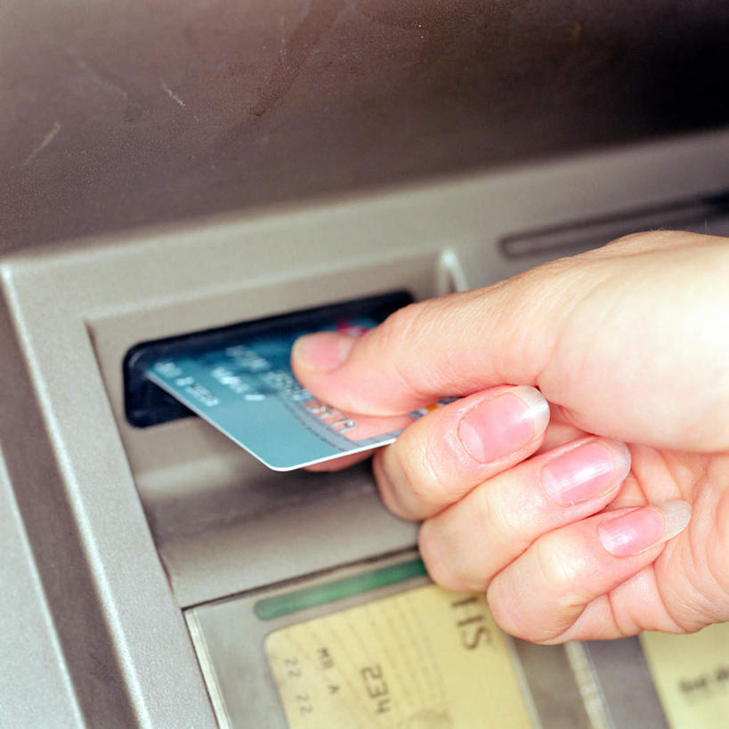 西方人,手,一个人,捏,方图,室内,特写,白天,正面,信用卡,取款机,欧洲,欧洲人,仅一个女性,仅一个人,一张,英文,标志,文字,字符,字母,捏着,标识,仅一个中年女性,手部,卡,储蓄卡,英文字母,单手,atm机,自动柜员机,银行卡,自动取款机,女人,女性,中年女性,白种人,半身,彩图