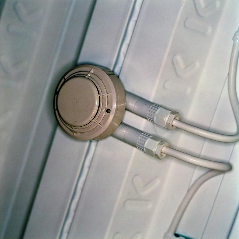 无人,方图,室内,特写,白天,仰视,静物,阴影,反射,影子,墙,警告,墙壁,墙面,警示,警铃,禁止,提醒,提示,限制,危险,彩图,低角度拍摄