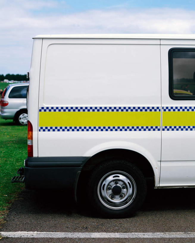 无人,停车场,竖图,室外,白天,正面,草地,草坪,植物,汽车,阴影,光线,影子,云,云朵,分界线,停车线,面包车,云彩,车,草,蓝色,绿色,白云,蓝天,天空,阳光,交通工具,天,晴朗,车行道,车行道分界线,载具,标线,车行线,晴空,彩图,泊车场