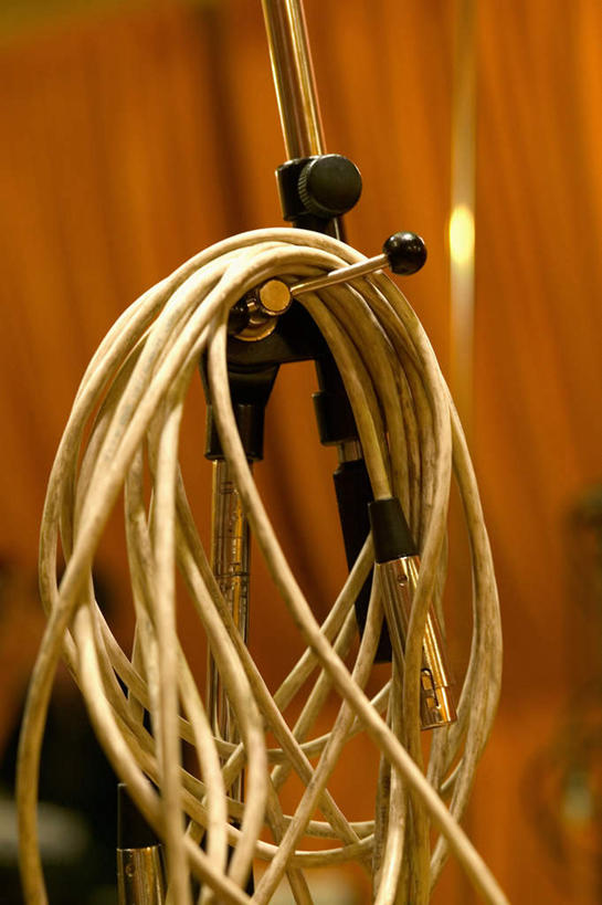 无人,竖图,室内,特写,白天,正面,阴影,朦胧,模糊,环绕,缠绕,电力,反射,电线,线,影子,墙,电能,线路,墙壁,墙面,电,电源,电源线,录音棚,录音室,能量,纠缠,彩图