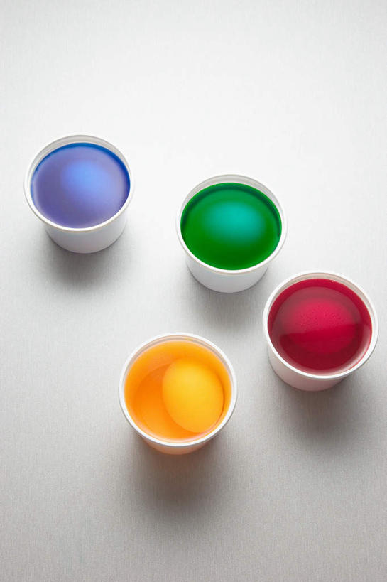 无人,竖图,俯视,彩色,室内,特写,白天,白色背景,桌面,桌子,杯子,复活节,节日,庆祝,木制,蛋,鸡蛋,文化,木制品,纸制品,四个,庆典,摄影,影棚,纪念,纸杯,五颜六色,色彩斑斓,一次性杯子,五彩缤纷,彩蛋,复活节彩蛋,卵,五彩斑斓,五光十色,彩图,高角度拍摄,影棚拍摄,拍摄