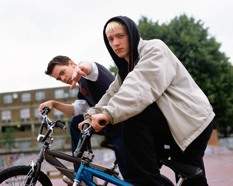 西方人,小拇指,两个人,伙伴,朋友,家,坐,横图,室外,白天,仰视,爱情,友谊,植物,自行车,欧洲,欧洲人,握,服装,房屋,屋子,浪漫,注视,休闲装,楼房,住宅,车,脚踏车,树,树木,衣服,绿色,自然,交通工具,观察,看,手势,休闲,休闲服,竖,握着,服饰,生长,成长,观看,翘,察看,食指,关注,载具,卫衣,示爱,爱你,友情,男人,男性,年轻男性,白种人,大拇指,坐着,半身,彩图,低角度拍摄,房子