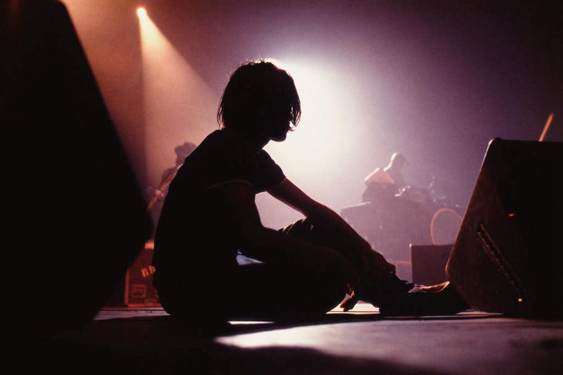 西方人,一个人,舞台,坐,横图,室内,夜晚,侧面,照明,欧洲,欧洲人,仅一个男性,仅一个人,阴影,服装,光线,影子,灯光,音箱,背光,注视,休闲装,灯,仅一个年轻男性,衣服,灯具,观察,看,休闲,休闲服,服饰,观看,聚光灯,照亮,察看,照明设备,关注,逆光,男人,男性,年轻男性,白种人,表演台,坐着,彩图,全身