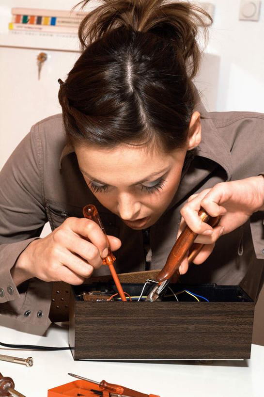 西方人,一个人,坐,竖图,室内,白天,正面,欧洲,欧洲人,仅一个年轻女性,仅一个女性,仅一个人,连接,握,阴影,组合,服装,弯曲,反射,工具,钳子,影子,墙,注视,休闲装,加工,墙壁,墙面,衣服,白色,容器,低头,观察,看,休闲,休闲服,握着,服饰,观看,储藏,老虎钳,修理,链接,固定,五金,察看,紧固,储存,关注,拼接,剪断,保险丝,拼凑,扭转,拼合,凑集,聚合,撮合,链结,牢固,夹持,年轻女性,女人,女性,白种人,坐着,半身,彩图,贮存