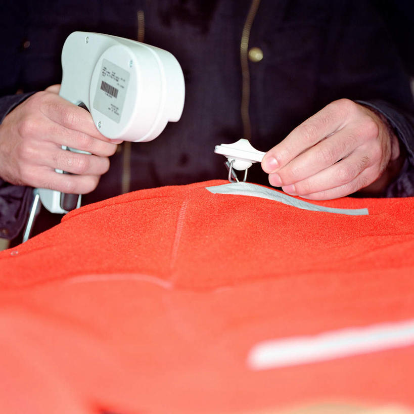 西方人,手,一个人,商店,方图,室内,特写,白天,正面,购物,消费,电子,超市,欧洲,欧洲人,双手,仅一个男性,仅一个人,仅一个中年男性,握,服装,分析,信息,标签,符号,数字,拿,拿着,休闲装,标识,衣服,休闲,手部,休闲服,握着,金融,百货,服饰,扫描,条形码,服装店,编码,条码,选购,贸易,百货公司,服饰店,条形码扫描器,血拼,条形码阅读器,男人,男性,中年男性,白种人,半身,彩图,商业,购物商场,购物中心,商业中心