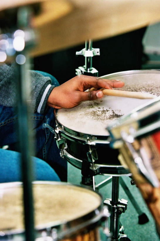 西方人,手,一个人,竖图,俯视,室内,特写,白天,欧洲,非洲,黑人,欧洲人,仅一个男性,仅一个人,服装,朦胧,模糊,鼓,架子鼓,乐器,仅一个年轻男性,衣服,手部,服饰,单手,敲击,打击乐器,衣着,穿着,爵士鼓,衣饰,男人,男性,年轻男性,非洲人,半身,彩图,高角度拍摄