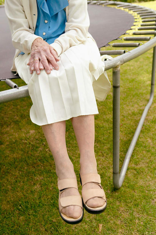 西方人,一个人,坐,竖图,室外,白天,正面,凉鞋,游戏,草地,草坪,植物,玩具,鞋子,欧洲,欧洲人,仅一个女性,仅一个人,服装,玩,休闲装,娱乐,草,树,树木,衣服,绿色,自然,休闲,休闲服,益智,服饰,仅一个老年女性,生长,成长,活动,发泄,消遣,智力,宣泄,蹦蹦床,老年女性,女人,女性,白种人,玩耍,嬉戏,坐着,半身,彩图,夹趾拖鞋,人字拖,人字拖鞋