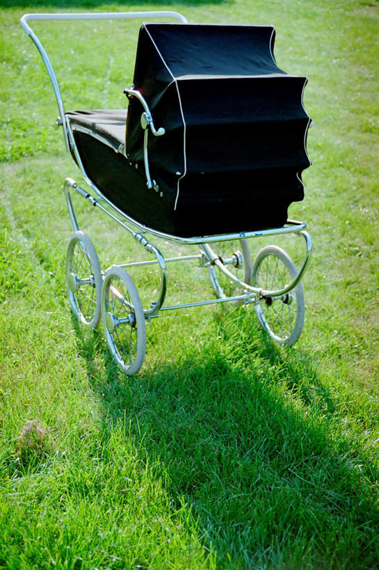 无人,竖图,室外,白天,正面,草地,草坪,美景,植物,一辆,阴影,光线,影子,景观,车,婴儿车,草,绿色,阳光,自然,景色,自然风光,载具,宝宝车,婴儿手推车,婴儿推车,彩图