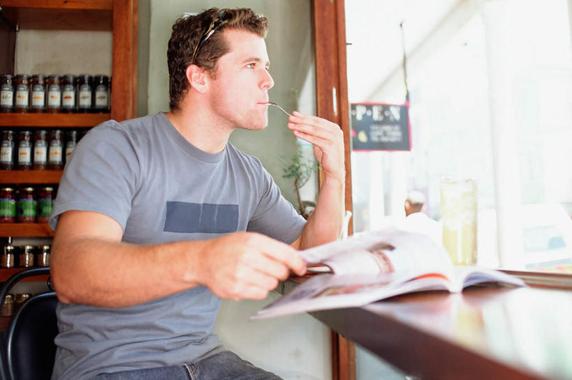 西方人,一个人,坐,横图,室内,白天,正面,阅读,餐桌,窗户,桌子,杂志,欧洲,欧洲人,仅一个男性,仅一个人,一副,一排,许多,握,学习,阴影,服装,整齐,反射,墨镜,眼镜,影子,置物架,注视,休闲装,竹签,玻璃窗,架子,玻璃制品,酒瓶,排列,仅一个年轻男性,一个,衣服,玻璃瓶,瓶子,太阳镜,太阳眼镜,观察,看,休闲,休闲服,遮阳镜,读书,浏览,握着,服饰,单个,餐台,观看,一份,察看,队列,关注,陈列架,取食签,搁架,男人,男性,年轻男性,白种人,坐着,半身,彩图