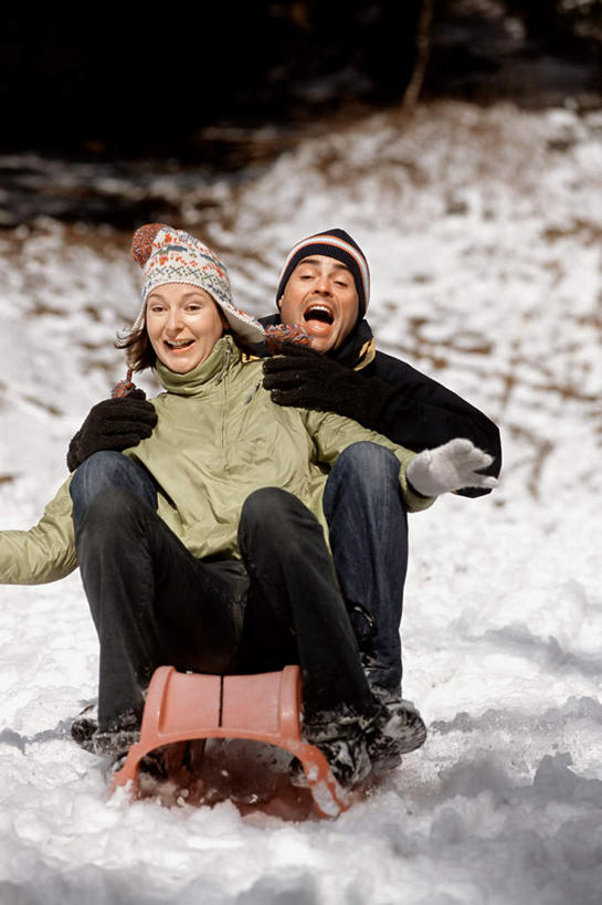 西方人,两个人,夫妻,推,笑,微笑,露齿笑,竖图,室外,白天,正面,毛衣,爱情,树林,雪,植物,大雪,帽子,欧洲,欧洲人,两顶,一辆,阴影,朦胧,模糊,光线,影子,积雪,雪景,冬季,冬天,浪漫,注视,车,树,树木,绿色,阳光,自然,交通工具,观察,看,恩爱,寒冷,恋人,生长,成长,观看,雪橇,察看,关注,载具,雪橇车,棉帽,严寒,男人,男性,女人,女性,中年男性,中年女性,白种人,夫妇,情侣,彩图,全身,绒衣,套衫,套头毛衣,线衣,伴侣