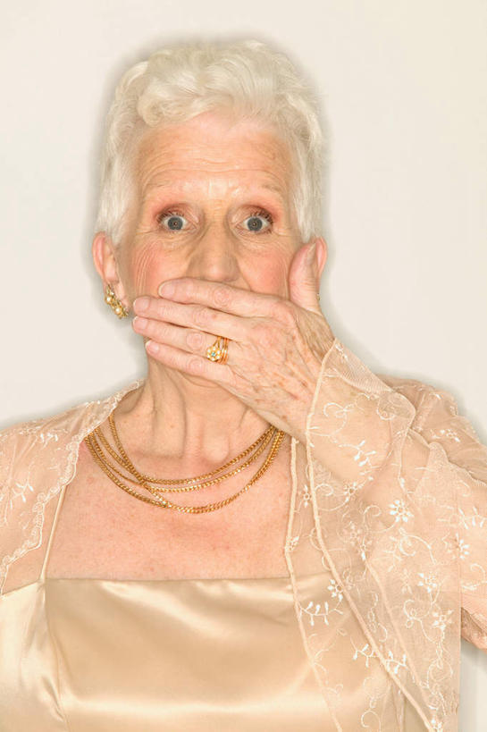 西方人,脸,头,脸颊,手,一个人,站,竖图,室内,特写,白天,白色背景,正面,裙子,项链,欧洲,欧洲人,仅一个女性,仅一个人,一条,连衣裙,注视,肩膀,装饰品,饰品,首饰,观察,看,站着,手部,遮,遮掩,摄影,仅一个老年女性,影棚,观看,单手,吃惊,受惊,察看,掩盖,遮挡,关注,遮盖,掩饰,老年女性,女人,女性,白种人,头部,脸部,脸蛋,面部,站立,半身,彩图,影棚拍摄,拍摄