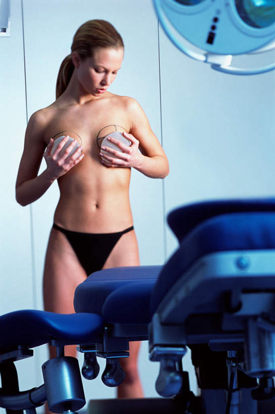 西方人,一个人,医院,站,捧,竖图,室内,白天,正面,床,照明,欧洲,欧洲人,仅一个年轻女性,仅一个女性,仅一个人,阴影,内裤,反射,影子,墙,灯光,床单,注视,被子,裸露,墙壁,墙面,灯,两个,白色,黑色,病床,灯具,低头,观察,看,站着,单人床,观看,照亮,察看,手术,硅胶,被单,照明设备,关注,裸,整形,无影灯,医疗机构,隆胸,年轻女性,女人,女性,白种人,端,端着,捧着,手捧,站立,半身,彩图,病院,诊所