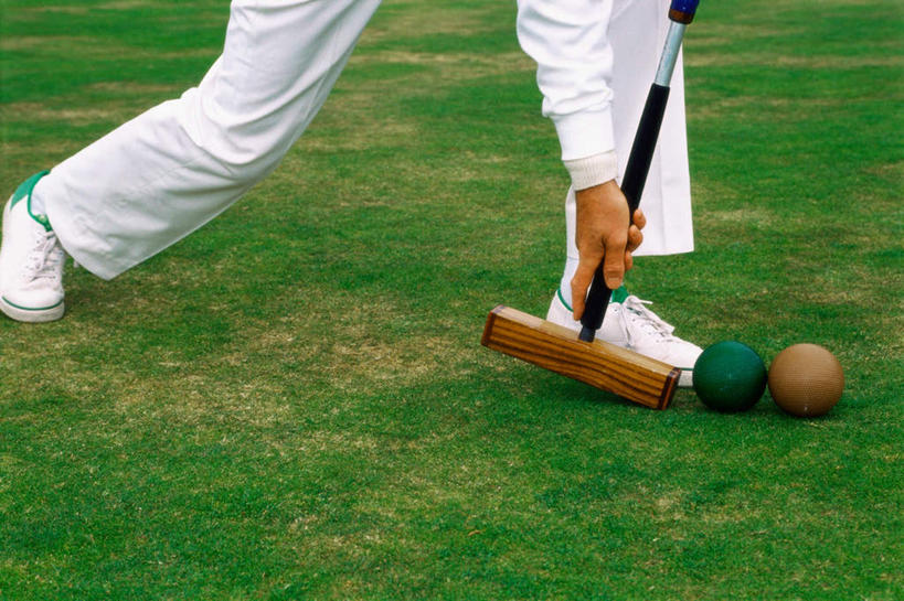 西方人,手,腿部,腿,一个人,横图,俯视,室外,特写,白天,运动鞋,锻炼,旅游,度假,运动,草地,草坪,植物,鞋子,欧洲,欧洲人,仅一个男性,仅一个人,仅一个中年男性,一双,握,阴影,裤子,光线,影子,娱乐,运动器械,草,绿色,阳光,享受,休闲,手部,健身器械,放松,握着,休闲鞋,单手,室外运动,健身器材,户外运动,槌球,门球,男人,男性,中年男性,白种人,半身,彩图,高角度拍摄,健身,运动器材