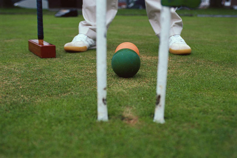 西方人,一个人,站,横图,室外,特写,白天,正面,运动鞋,草地,草坪,植物,鞋子,欧洲,欧洲人,仅一个男性,仅一个人,仅一个中年男性,一双,阴影,裤子,朦胧,模糊,光线,木制,影子,柱子,运动器械,草,绿色,阳光,木制品,站着,健身器械,休闲鞋,健身器材,槌球,门球,男人,男性,中年男性,白种人,站立,半身,彩图,运动器材