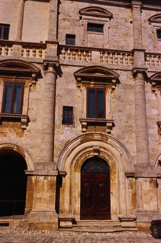 无人,露台,竖图,室外,白天,仰视,度假,美景,窗户,门,城市风光,城市,意大利,欧洲,阴影,光线,影子,房屋,屋子,景观,公寓,娱乐,楼房,住宅,阳光,门框,享受,休闲,景色,放松,托斯卡纳,南欧,意大利共和国,托斯卡纳大区,彩图,低角度拍摄,房子,晒台,天台,眺望台