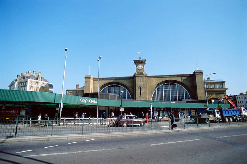 西方人,栏杆,站,走,横图,室外,白天,仰视,度假,美景,窗户,城市风光,城市,道路,路,路灯,公路,车站,照明,英国,欧洲,欧洲人,行人,游客,游人,阴影,服装,光线,影子,景观,围栏,灯光,分界线,停车线,站台,交通,许多人,注视,休闲装,娱乐,护栏,英格兰,月台,路人,旅客,玻璃窗,灯,衣服,蓝色,白色,蓝天,天空,阳光,天,观察,看,站着,一群人,享受,休闲,休闲服,景色,放松,服饰,晴朗,观看,车行道,车行道分界线,照亮,察看,照明设备,西欧,关注,标线,大不列颠,车行线,大不列颠及北爱尔兰联合王国,万里无云,大不列颠联合王国,日不落英帝国,英吉利,卡姆登区,过客,大伦敦,男人,男性,女人,女性,中年男性,中年女性,白种人,晴空,晴空万里,马路,步行,散步,站立,走路,彩图,低角度拍摄