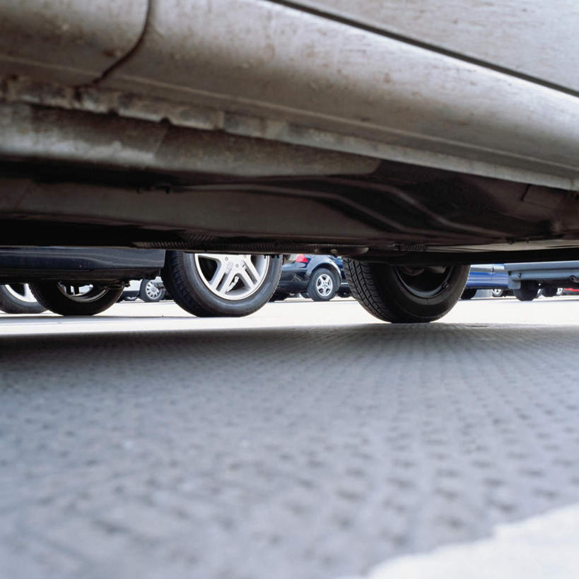 无人,方图,室外,特写,白天,仰视,道路,路,公路,汽车,一辆,阴影,光线,轮子,影子,交通,车,阳光,交通工具,轿车,载具,马路,彩图,低角度拍摄