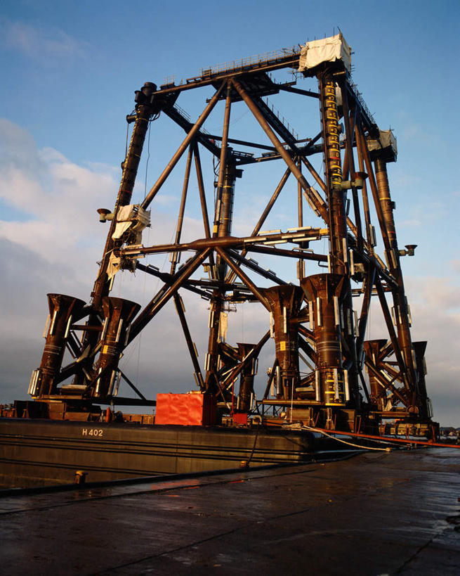 无人,工厂,栏杆,竖图,室外,白天,仰视,道路,路,公路,金属制品,阴影,光线,金属,影子,云,云朵,围栏,交通,云彩,护栏,蓝色,白云,蓝天,天空,阳光,天,晴朗,油泵,钻塔,晴空,马路,彩图,低角度拍摄,工地,制造厂