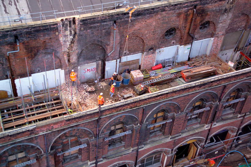 西方人,四个人,伙伴,朋友,机修工,家,站,攀登,横图,俯视,航拍,室外,白天,工作服,制服,友谊,合作,团队,建材,窗户,帽子,欧洲,欧洲人,一排,许多,弯腰,握,阴影,整齐,光线,头盔,影子,房屋,屋子,泥土,土壤,注视,楼房,玻璃窗,住宅,排列,工人,阳光,安全帽,建筑工地,观察,看,站着,爬,战略,握着,观看,察看,鸟瞰,队列,关注,建筑材料,弯身,联合,合谋,四顶,地盘,建筑地盘,施工地盘,工作制服,配合,协作,男人,男性,中年男性,白种人,机械师,机修工人,攀爬,站立,彩图,高角度拍摄,全身,工作套服,房子,工地