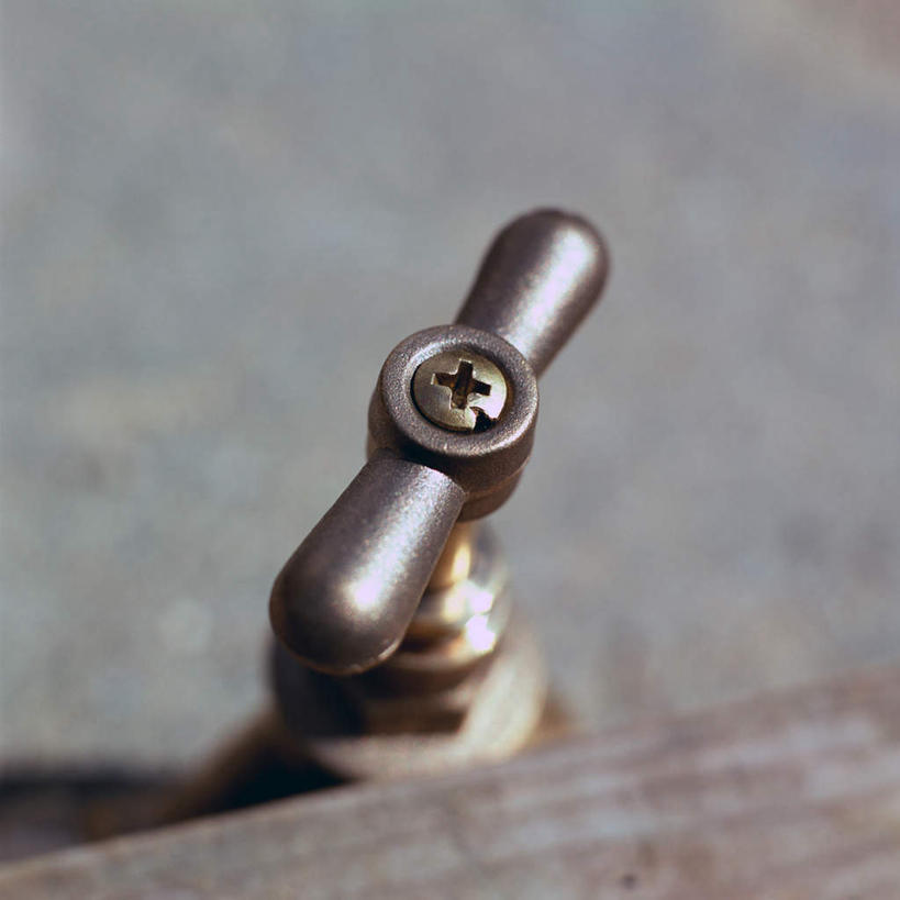 无人,方图,俯视,室外,特写,白天,静物,阴影,朦胧,模糊,反射,水龙头,影子,开关,一个,打开,单个,阀门,开启,水咀,彩图,高角度拍摄