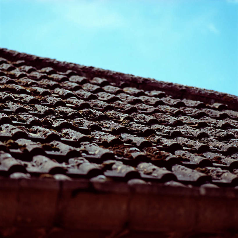 无人,家,方图,室外,特写,白天,仰视,建筑,阴影,光线,瓦片,影子,房屋,屋子,云,云朵,云彩,瓦,楼房,住宅,蓝色,白云,蓝天,天空,阳光,建筑工地,天,建造,晴朗,屋瓦,地盘,建筑地盘,施工地盘,晴空,彩图,低角度拍摄,房子,工地