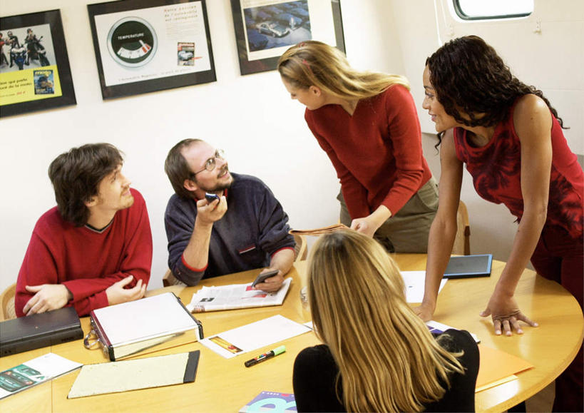 西方人,同事,商务人士,商务男性,商务女性,办公室,会议室,站,坐,笑,说,微笑,露齿笑,横图,室内,白天,正面,安全,成功,合作,团队,集体,信心,电脑,笔记本电脑,桌子,手提箱,椅子,欧洲,欧洲人,撑,戴,握,悬挂,网络,笔,材料,档案,文件,眼镜,办公桌,许多人,拿,拿着,注视,通讯设备,队伍,相视,画,一个,箱子,资料,观察,看,站着,一群人,面对面,握着,单个,观看,对视,保护,戴着,察看,无线,领导,撑着,成就,关注,文档,保险,通信设备,相对,无线网络,私密,合伙,领袖,近视眼镜,无线上网,便携式电脑,工薪阶层,密码箱,相看,交流,手提电脑,男人,男性,年轻男性,年轻女性,女人,女性,白种人,白领,上班族,沟通,讲话,交谈,说话,抬头,谈话,仰头,站立,坐着,半身,彩图