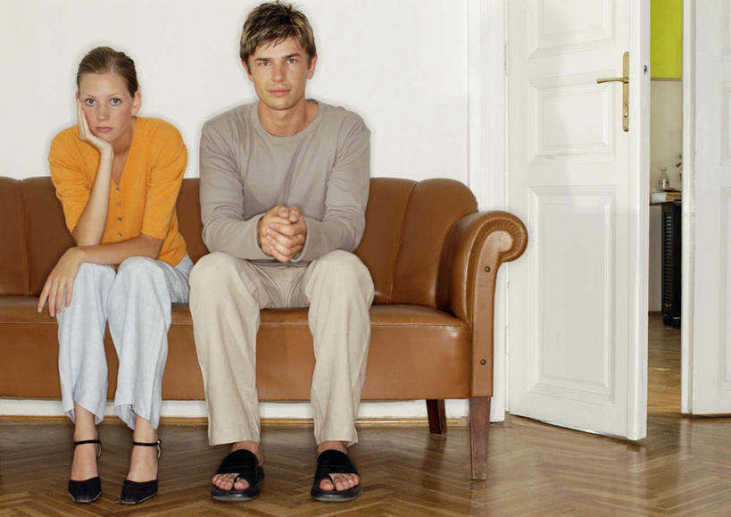 西方人,两个人,夫妻,客厅,坐,横图,室内,白天,正面,爱情,门,沙发,欧洲,欧洲人,撑,服装,棕色,浪漫,十指相扣,托腮,注视,休闲装,一个,衣服,门框,打开,观察,看,托,休闲,休闲服,恩爱,恋人,服饰,单个,观看,察看,起居室,关注,托下巴,男人,男性,年轻男性,年轻女性,女人,女性,白种人,情侣,坐着,彩图,全身,伴侣,皮沙发