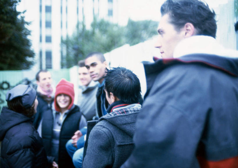 西方人,伙伴,朋友,高楼大厦,横图,室外,白天,正面,友谊,植物,大厦,建筑,摩天大楼,帽子,欧洲,欧洲人,戴,服装,冬天,许多人,休闲装,树,树木,衣服,绿色,自然,一群人,休闲,休闲服,服饰,生长,成长,戴着,友情,男人,男性,年轻男性,年轻女性,女人,女性,白种人,半身,彩图,大楼,高层建筑,高楼,摩天楼