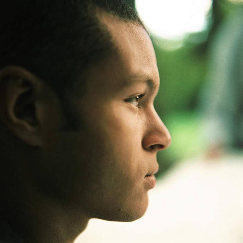 西方人,脸,头,脸颊,一个人,站,方图,室外,特写,白天,侧面,欧洲,欧洲人,仅一个男性,仅一个人,朦胧,模糊,注视,仅一个年轻男性,观察,看,站着,观看,察看,关注,男人,男性,年轻男性,白种人,头部,脸部,脸蛋,面部,站立,半身,彩图