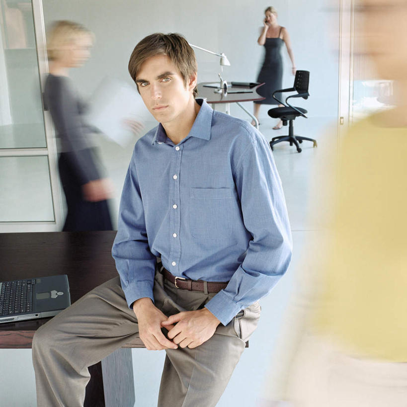 西方人,四个人,商务人士,商务男性,商务女性,办公室,站,坐,打电话,方图,室内,白天,正面,衬衫,电脑,笔记本电脑,窗户,落地窗,台灯,桌子,电话,手机,椅子,欧洲,欧洲人,握,套装,朦胧,模糊,网络,材料,档案,文件,办公桌,拿,拿着,注视,通讯设备,玻璃窗,白色,资料,观察,看,站着,握着,观看,察看,无线,关注,文档,通信设备,商务装,无线网络,无线上网,便携式电脑,工薪阶层,交流,手提电脑,男人,男性,年轻男性,年轻女性,女人,女性,白种人,白领,上班族,沟通,通话,站立,坐着,半身,彩图,衬衣