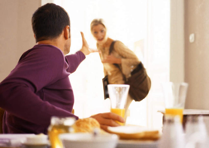 面包,果汁,西方人,两个人,夫妻,客厅,站,坐,横图,室内,白天,仰视,爱情,餐桌,桌子,杯子,餐具,欧洲,欧洲人,切开,握,指,碟子,盘,调料,调味品,浪漫,调味料,注视,方向,相视,玻璃制品,两个,盘子,水杯,碟,观察,看,切,手势,站着,张嘴,面对面,恩爱,握着,恋人,餐台,观看,对视,察看,起居室,指向,关注,相对,剖面,张大嘴巴,切面,相看,男人,男性,年轻男性,年轻女性,女人,女性,白种人,情侣,玻璃杯,张开嘴,站立,坐着,半身,彩图,低角度拍摄,伴侣