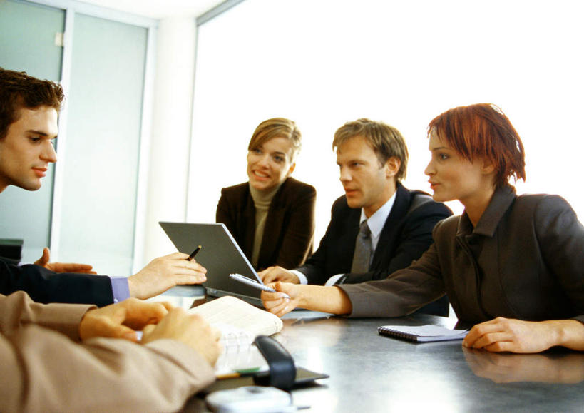 西方人,同事,商务人士,商务男性,商务女性,办公室,会议室,坐,说,横图,室内,白天,正面,衬衫,成功,合作,团队,集体,信心,电脑,笔记本电脑,桌子,椅子,欧洲,欧洲人,敲打,握,套装,网络,笔,图纸,办公桌,记事本,设计图,许多人,拿,拿着,注视,输入,通讯设备,队伍,本子,笔记本,打字,观察,看,一群人,握着,观看,点击,敲击,察看,无线,领导,成就,关注,通信设备,商务装,无线网络,合伙,领袖,工程图,草图,蓝图,无线上网,便携式电脑,工薪阶层,交流,按键,手提电脑,男人,男性,年轻男性,年轻女性,女人,女性,白种人,白领,上班族,设计,沟通,讲话,交谈,说话,谈话,坐着,半身,彩图,衬衣