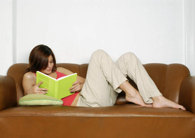 西方人,一个人,客厅,躺,横图,室内,白天,正面,看书,阅读,靠垫,沙发,书籍,欧洲,欧洲人,仅一个年轻女性,仅一个女性,仅一个人,学习,棕色,靠枕,拿,拿着,一个,书本,垫子,枕头,看,读书,浏览,单个,起居室,卧着,年轻女性,女人,女性,白种人,书,图书,躺着,卧,彩图,全身,皮沙发