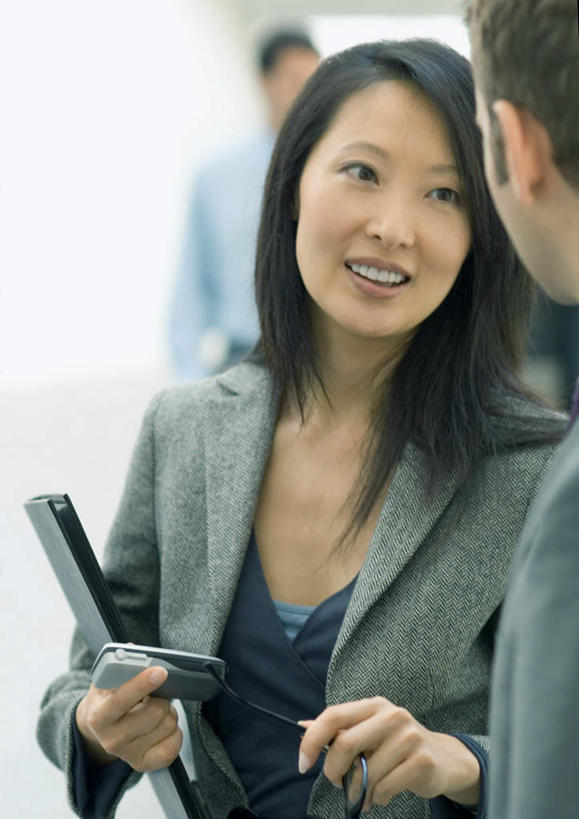 西方人,三个人,同事,商务人士,商务男性,商务女性,办公室,站,笑,打电话,微笑,露齿笑,竖图,室内,白天,正面,衬衫,成功,合作,团队,集体,信心,电话,手机,欧洲,欧洲人,握,套装,材料,档案,文件,拿,拿着,注视,通讯设备,队伍,相视,资料,观察,看,站着,面对面,握着,观看,对视,察看,领导,成就,关注,文档,相对,商务装,合伙,领袖,工薪阶层,相看,交流,男人,男性,年轻男性,年轻女性,女人,女性,白种人,白领,上班族,沟通,通话,站立,半身,彩图,衬衣