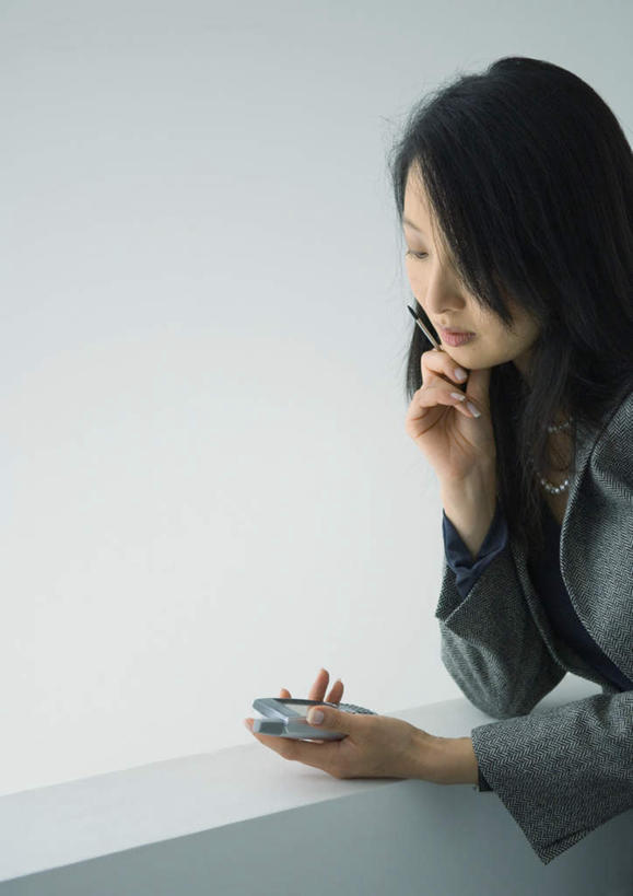 西方人,一个人,商务人士,商务女性,栏杆,打电话,竖图,室内,白天,正面,电话,手机,欧洲,欧洲人,仅一个年轻女性,仅一个女性,仅一个人,握,套装,围栏,走廊,拿,拿着,托腮,通讯设备,护栏,靠,靠着,握着,商务装,工薪阶层,交流,年轻女性,女人,女性,白种人,白领,上班族,沟通,通话,半身,彩图