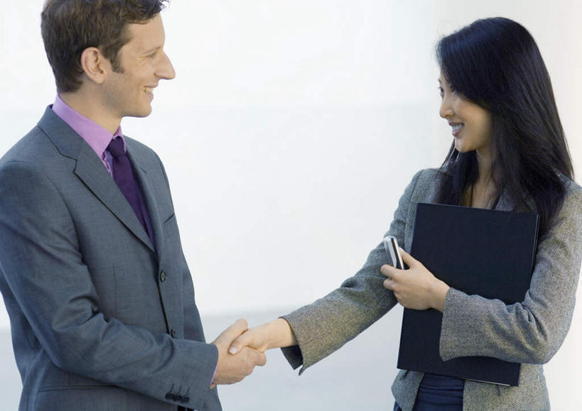 西方人,两个人,商务人士,商务男性,商务女性,办公室,站,握手,抱,笑,打电话,微笑,露齿笑,横图,室内,白天,正面,衬衫,电话,手机,欧洲,欧洲人,握,套装,材料,档案,文件,拿,拿着,注视,通讯设备,相视,资料,观察,看,站着,面对面,握着,抱着,观看,对视,察看,关注,文档,相对,商务装,工薪阶层,相看,交流,男人,男性,年轻男性,年轻女性,女人,女性,白种人,白领,上班族,搀手,沟通,拉手,手拉手,手握手,通话,站立,半身,彩图,衬衣