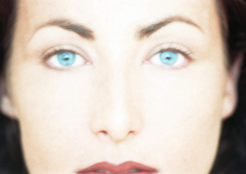 西方人,脸,头,脸颊,一个人,横图,室内,特写,白天,正面,欧洲,欧洲人,仅一个年轻女性,仅一个女性,仅一个人,黑色背景,眼镜,蓝色,摄影,影棚,年轻女性,女人,女性,白种人,头部,脸部,脸蛋,面部,半身,彩图,影棚拍摄,拍摄