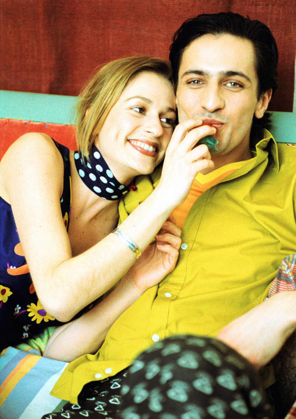 西方人,两个人,夫妻,客厅,坐,笑,微笑,露齿笑,竖图,彩色,室内,白天,正面,爱情,沙发,欧洲,欧洲人,浪漫,拿,拿着,依靠,注视,一个,观察,看,靠,恩爱,喂,恋人,单个,观看,察看,起居室,关注,布艺沙发,喂养,男人,男性,年轻男性,年轻女性,女人,女性,白种人,情侣,坐着,半身,彩图,伴侣